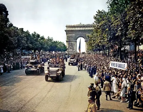 Crowds and vehicles in historic Paris